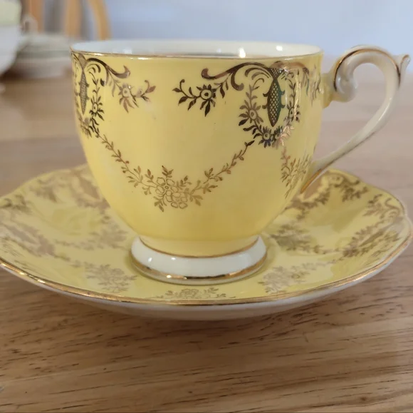 Queen Anne Fine Bone China Yellow Gold Filigree Teacup & Saucer Set - Picture 11 of 11